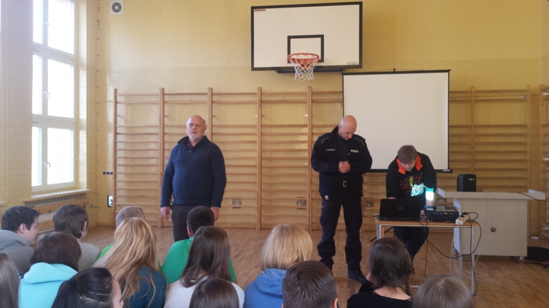 O DOPALACZACH – GIMNAZJALIŚCI ROZMAWIALI Z POLICJANTEM