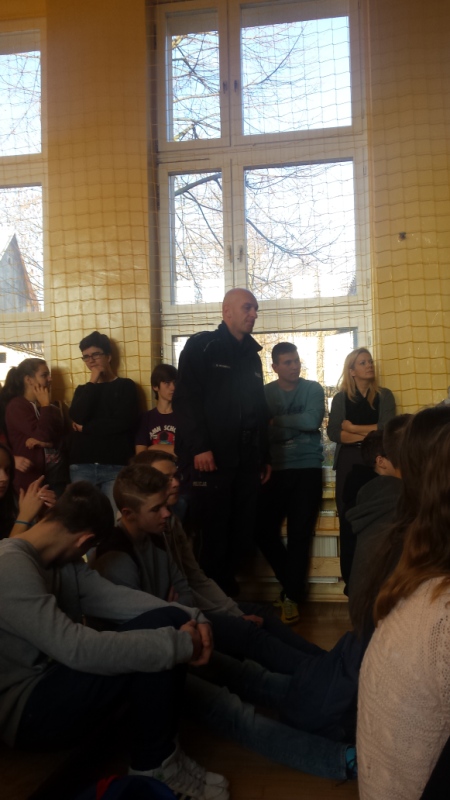 O DOPALACZACH – GIMNAZJALIŚCI ROZMAWIALI Z POLICJANTEM