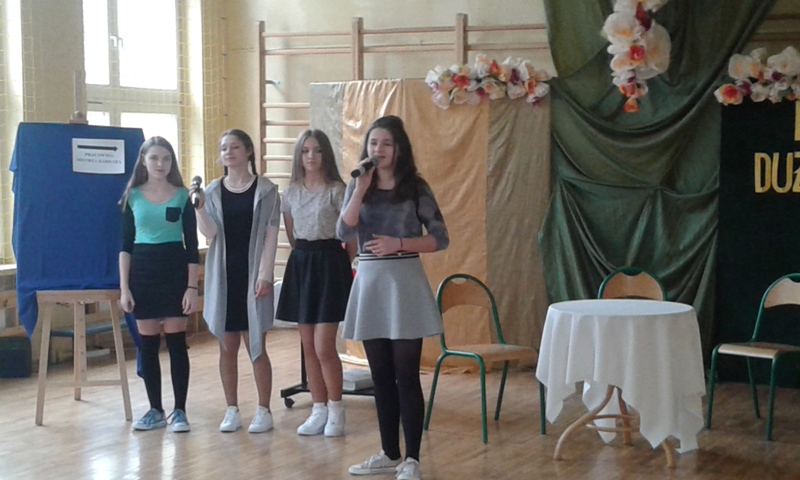 DZIEŃ KOBIET OCZYMA GIMNAZJALISTY