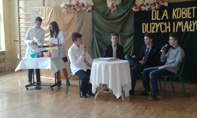 DZIEŃ KOBIET OCZYMA GIMNAZJALISTY