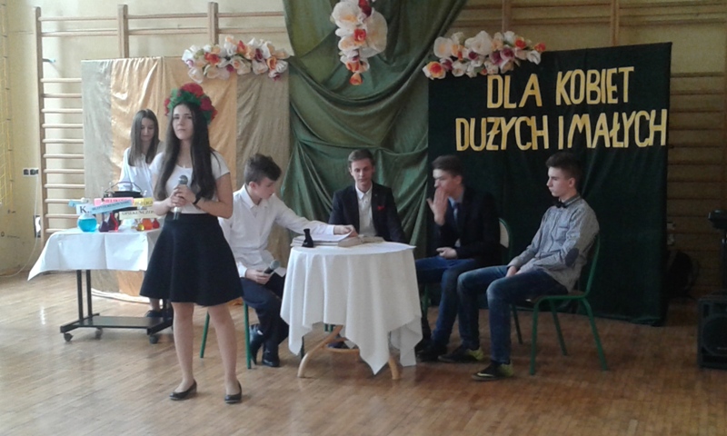 DZIEŃ KOBIET OCZYMA GIMNAZJALISTY