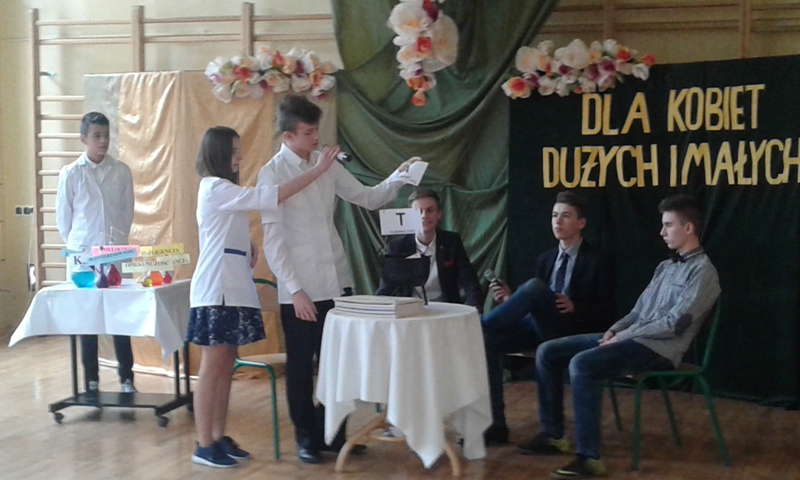DZIEŃ KOBIET OCZYMA GIMNAZJALISTY