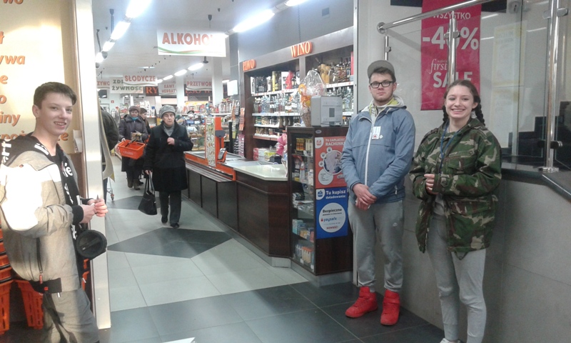 WIELKANOCNA ZBIÓRKA ŻYWNOŚCI SZKOLNEGO KOŁA PCK