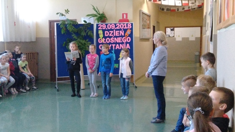 DZIEŃ GŁOŚNEGO CZYTANIA W KLASIE II I IIIB
