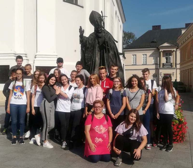 WYCIECZKA UCZNIÓW KLAS TRZECICH GIMNAZJUM DO OŚWIĘCIMIA I WADOWIC
