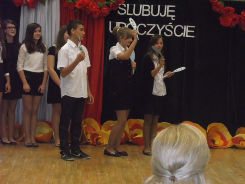 ŚLUBOWANIE UCZNIÓW KLAS PIERWSZYCH GIMNAZJUM