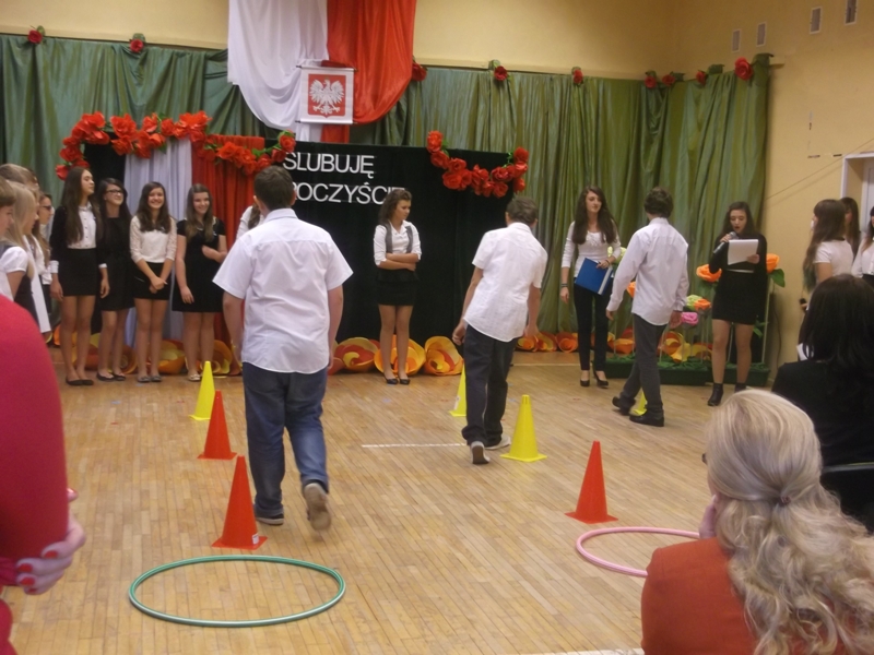 ŚLUBOWANIE UCZNIÓW KLAS PIERWSZYCH GIMNAZJUM