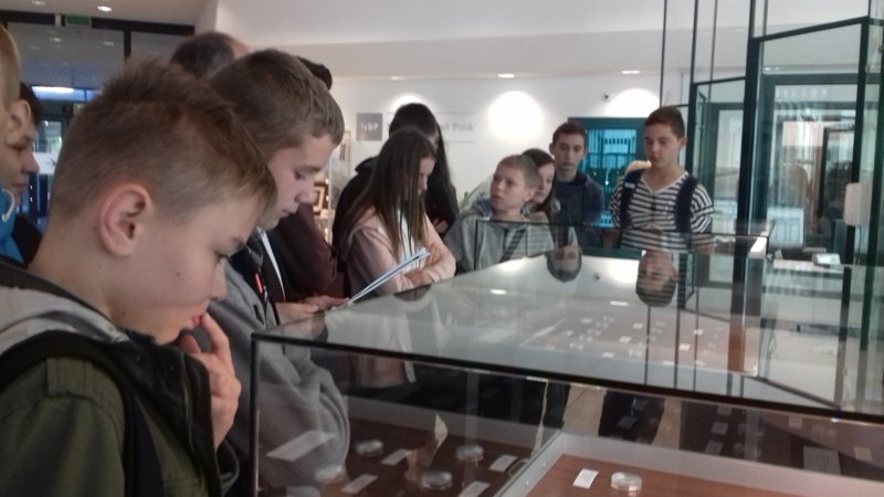 WIZYTA UCZNIÓW KLAS II GIMNAZJUM W ODDZIALE OKRĘGOWYM  NBP W KIELCACH