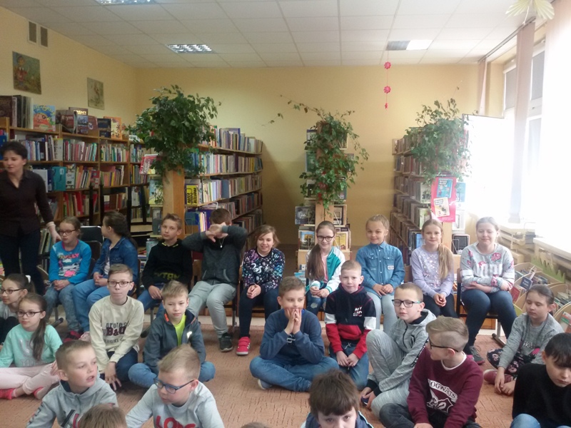 KLASA 4B W BIBLIOTECE