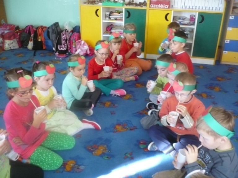 Jabłkowy dzień w oddziałach przedszkolnych