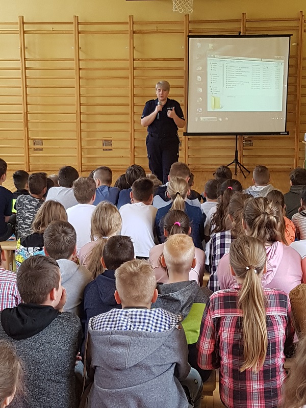 W szkole o cyberprzemocy - spotkanie z policjantką.