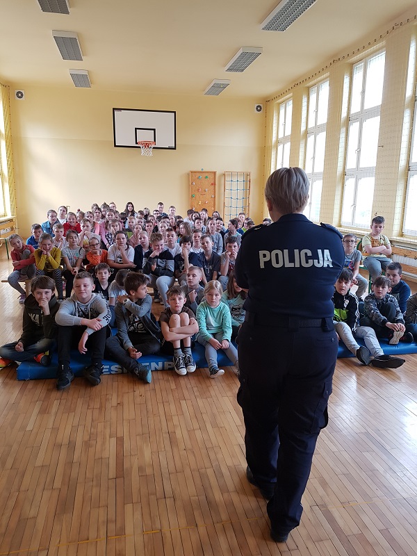 W szkole o cyberprzemocy - spotkanie z policjantką.
