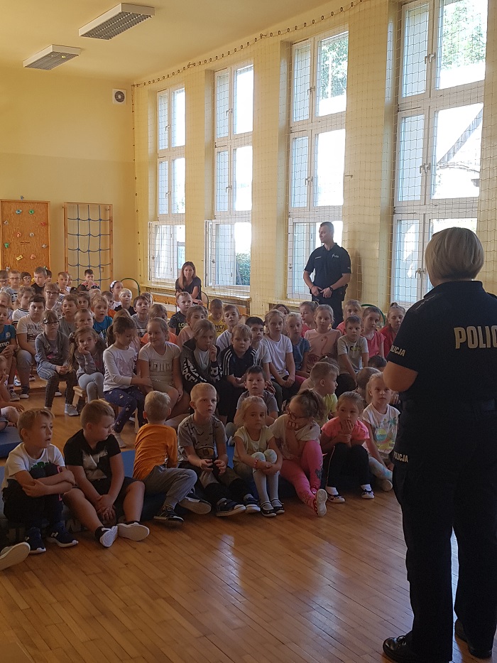 Spotkanie uczniów z policjantami.