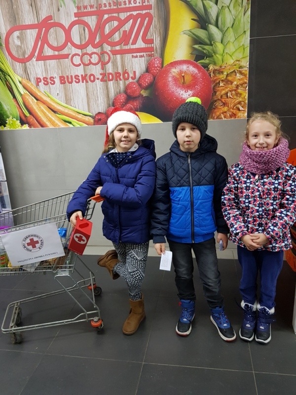GRUDNIOWE KWESTOWANIE  SZKOLNEGO KOŁA PCK